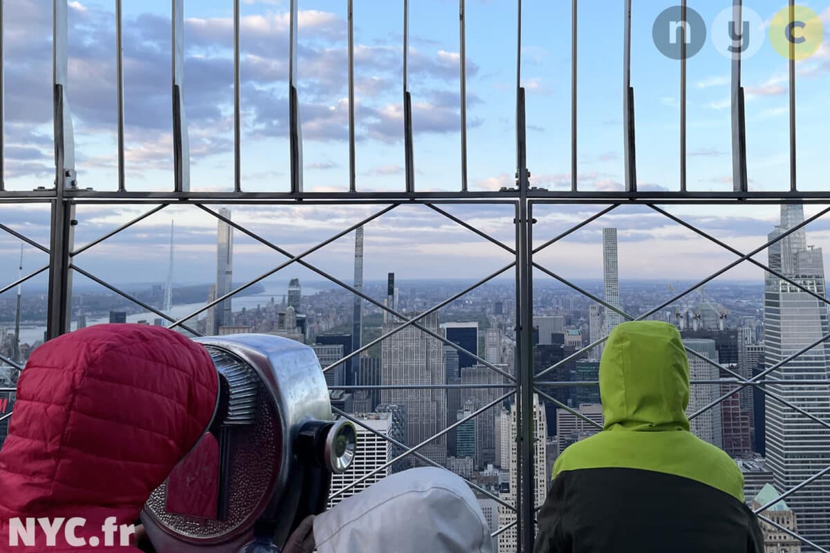 Empire State Building avec des enfants qui regardent New York