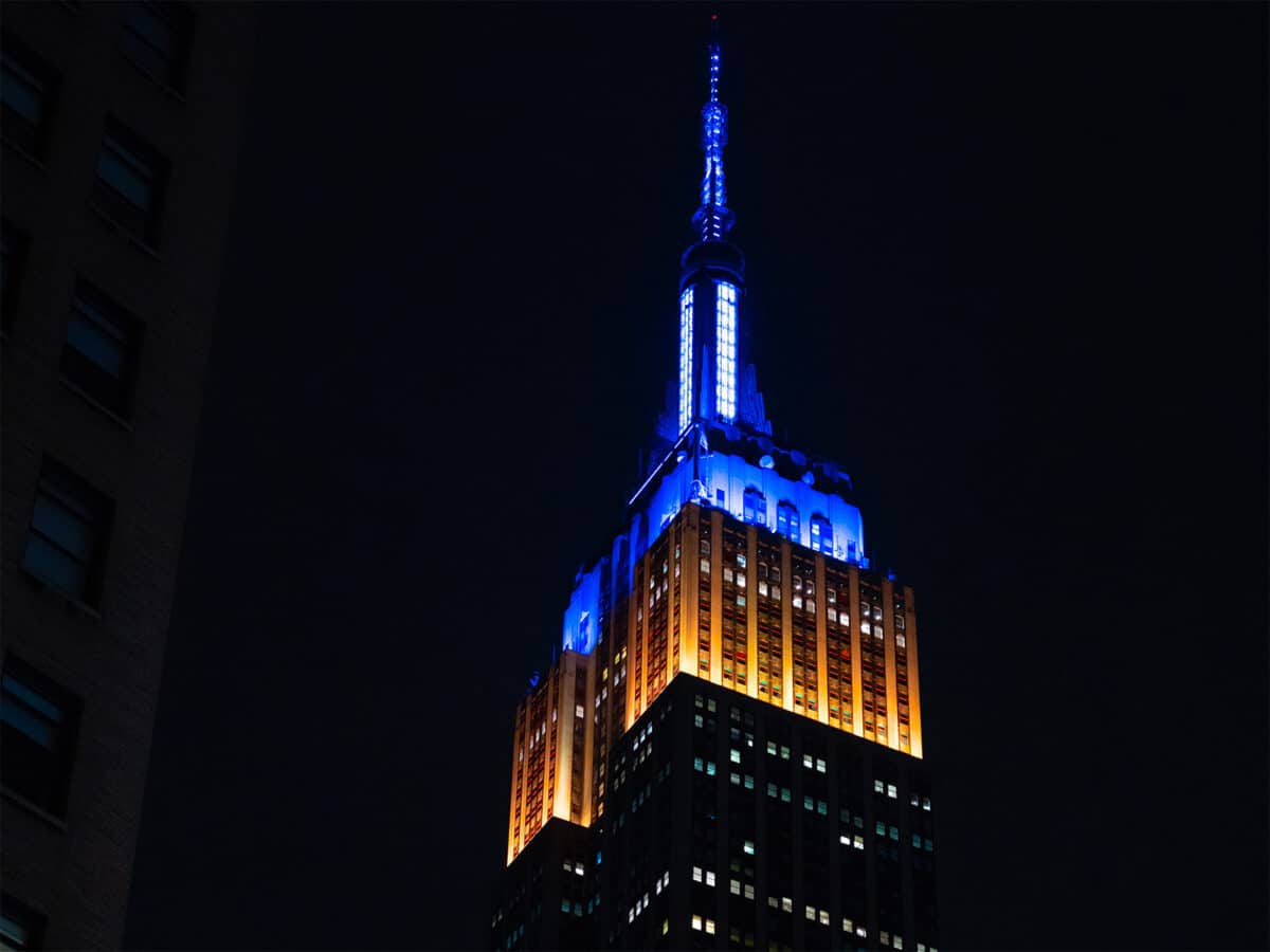 L'Empire State Building illuminato con i colori dell'Ucraina il 13 marzo 2022