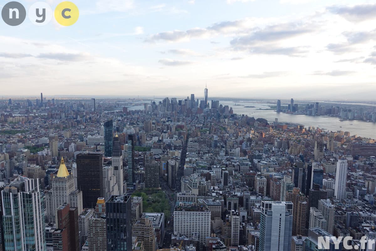 Vista di Lower Manhattan con l'Osservatorio One World e la Statua della Libertà