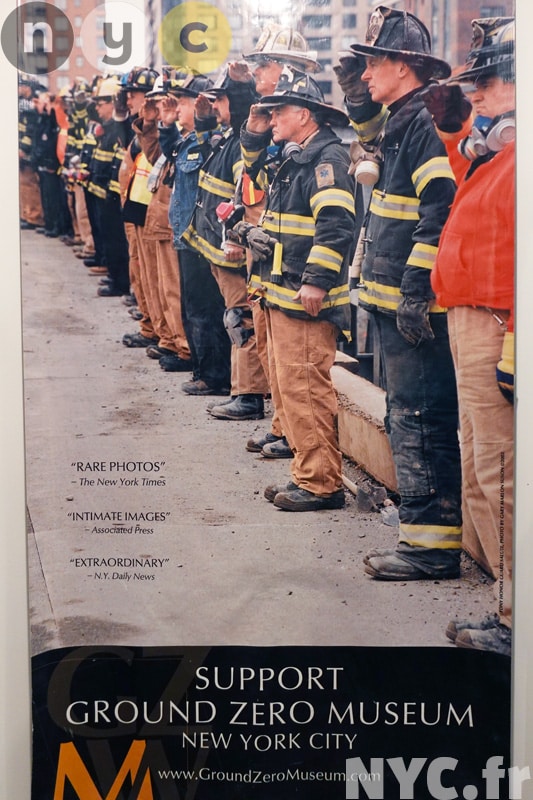 foto con los bomberos rindiendo homenaje a las víctimas