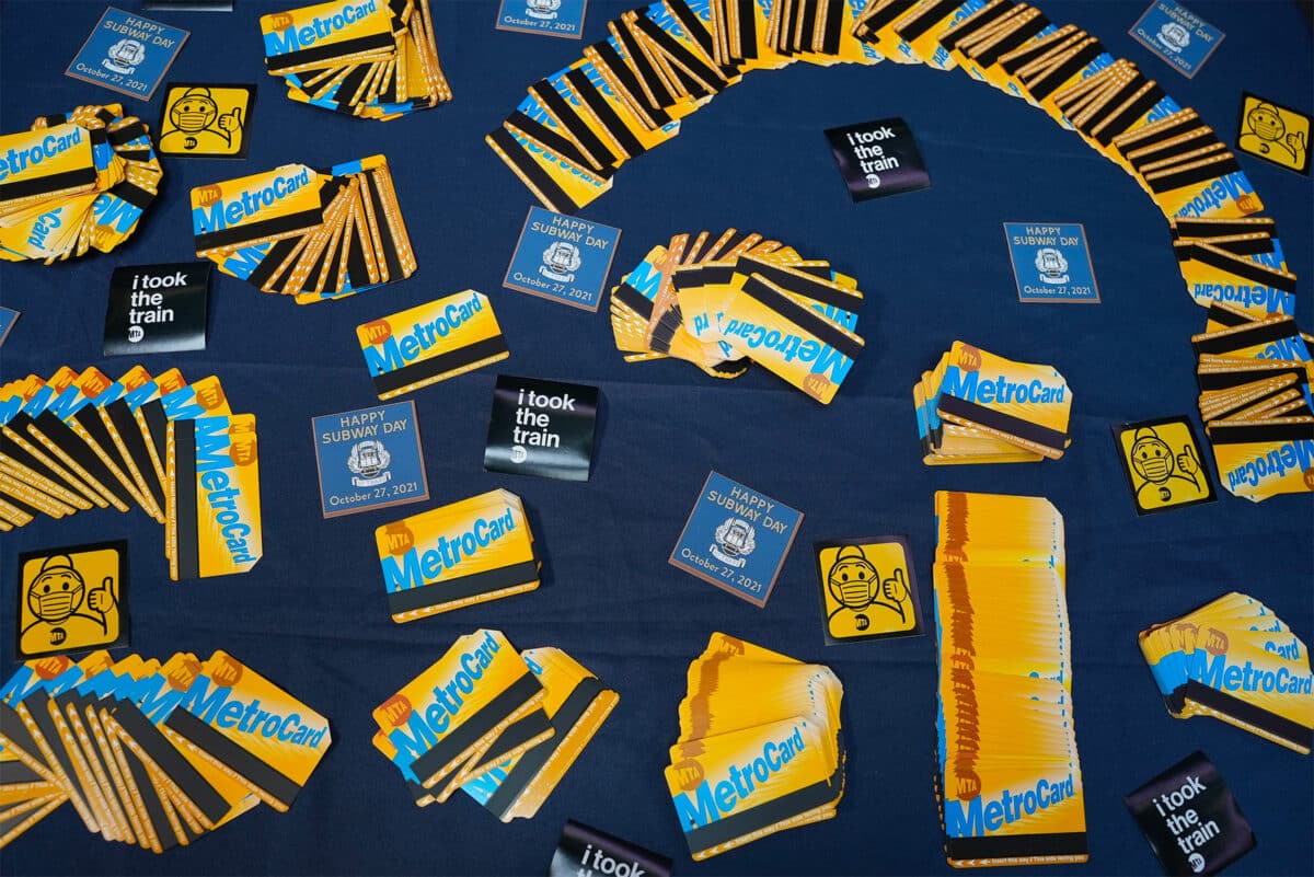 Metrocard étalé sur une table