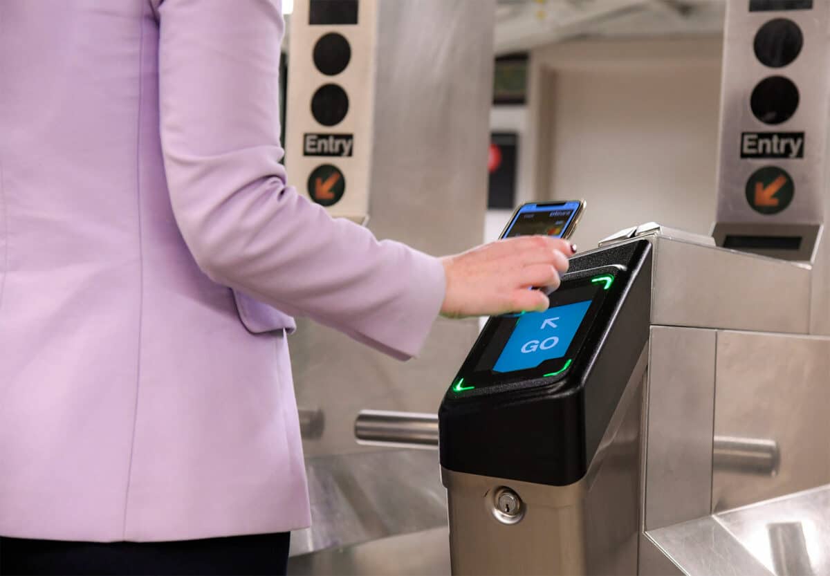 personne qui paye avec son smartphone sur la borne OMNY