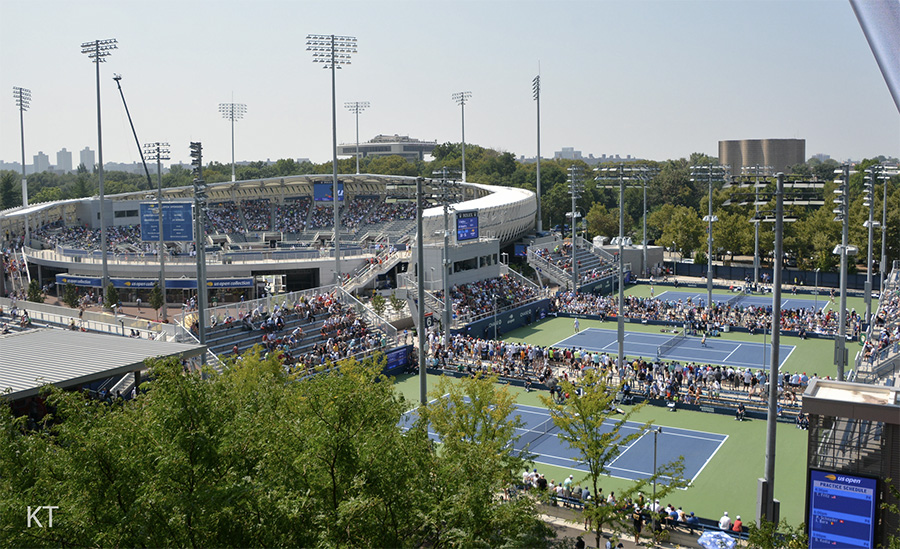 Grandstand et les courts 6, 5 & 4