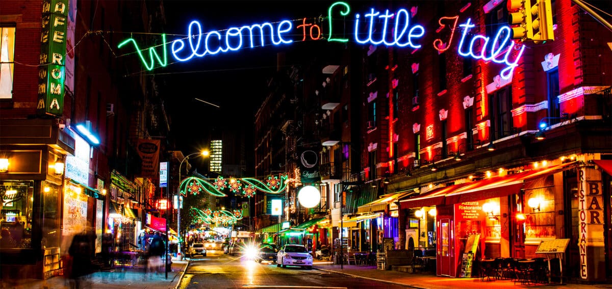 Entrée de Little Italy de nuit - Quartier de Manhattan