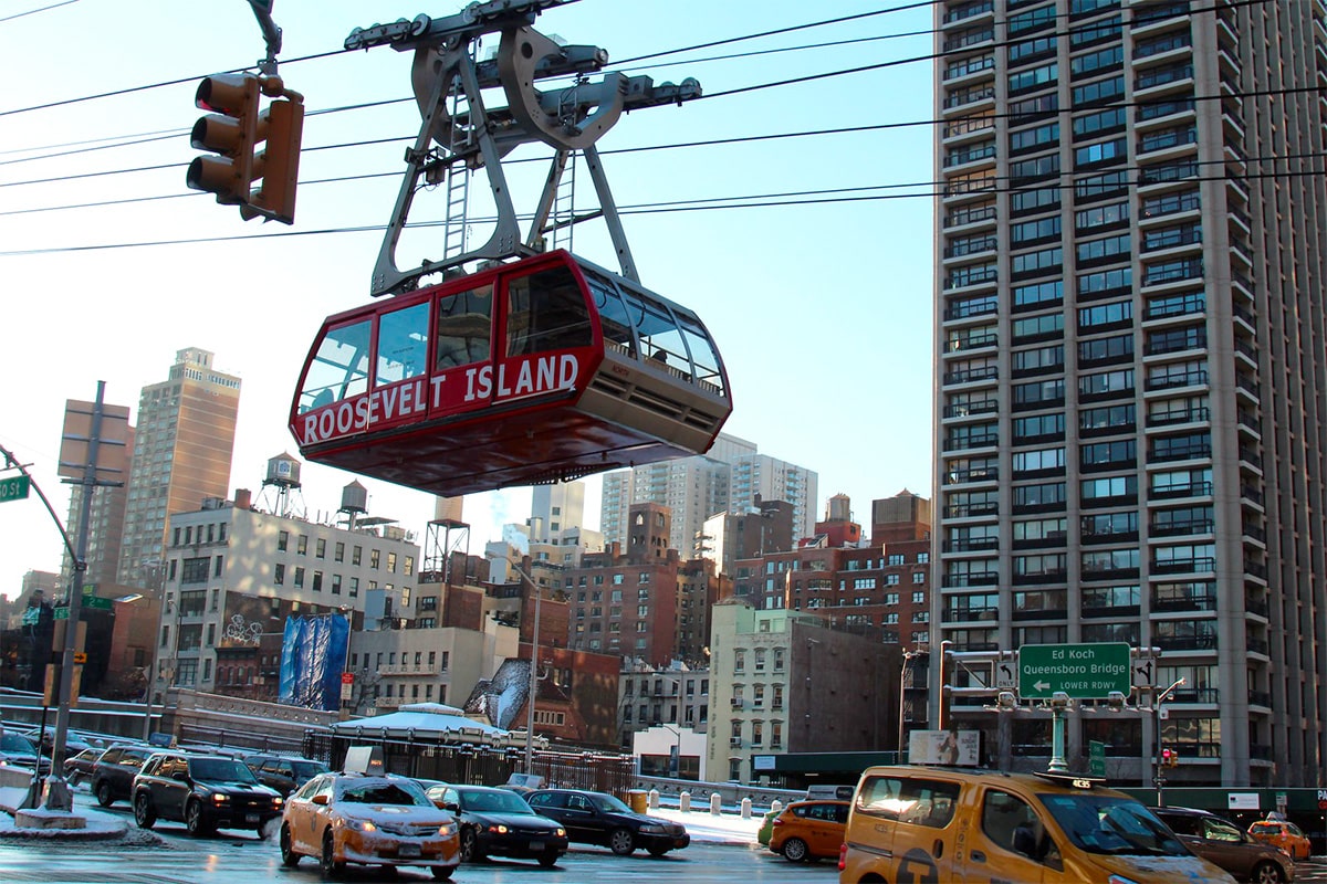 Départ du Roosevelt Island Tramway depuis Manhattan