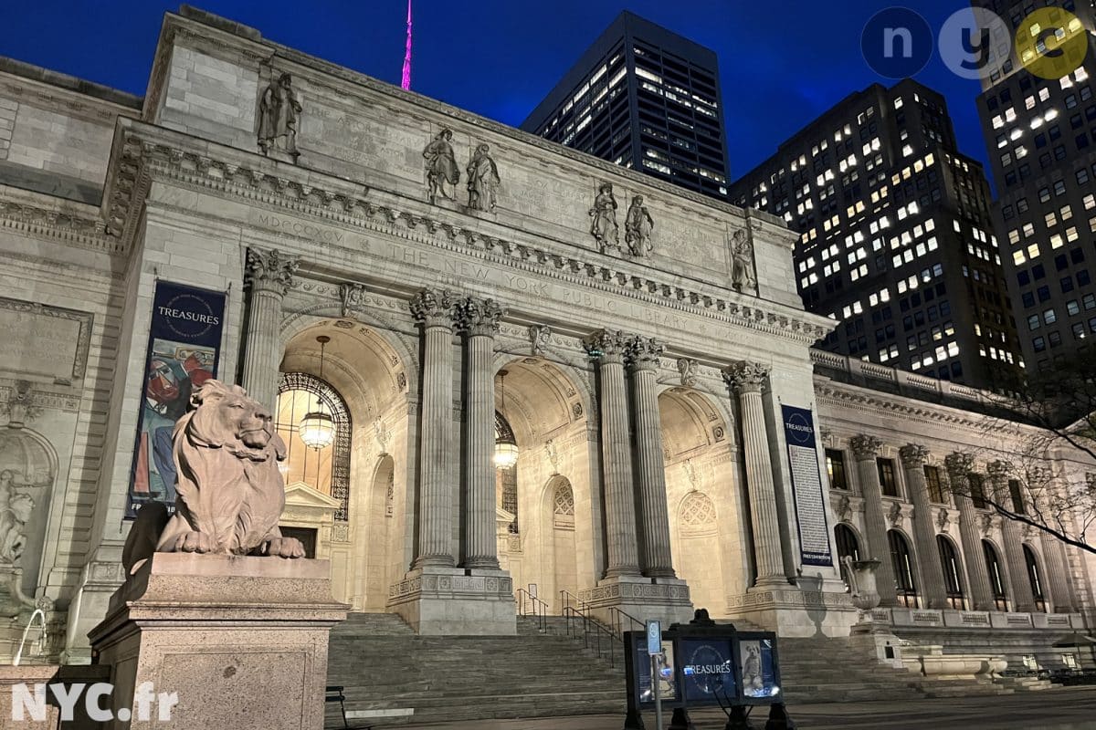 Entrée de la New York Public Library avec l'un des lions