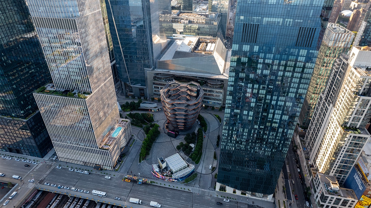 Quartier d'Hudson Yards avec les chemins de fer en bas de la photo