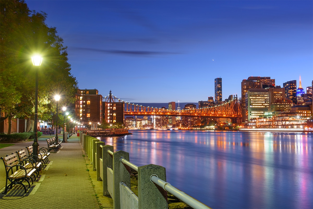 Vue sur le Queensboro Bridge le soir