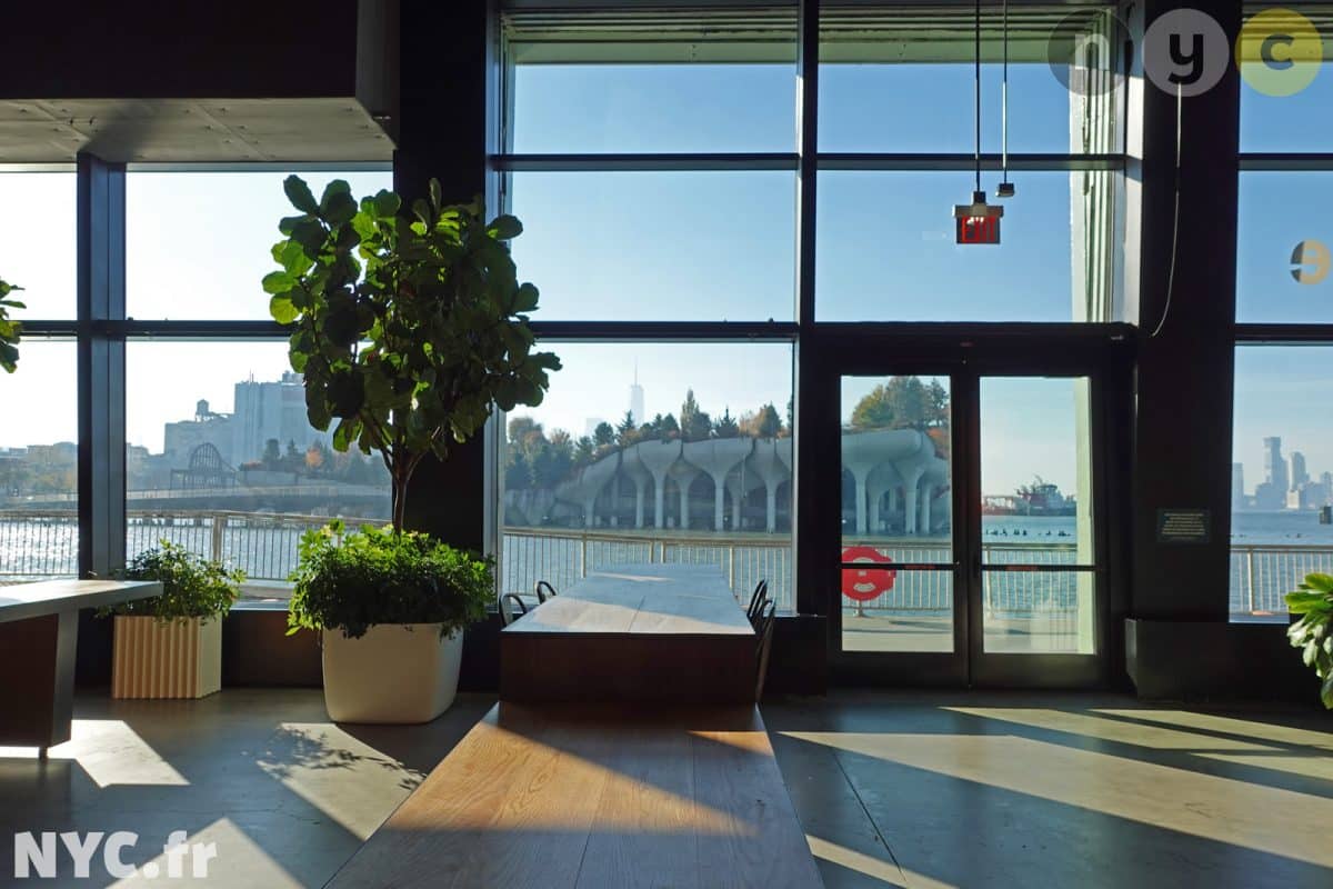 zone lounge du Pier 57 avec vue sur Little Island