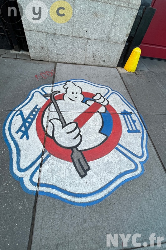 Logo à gauche du Ghostbusters Building