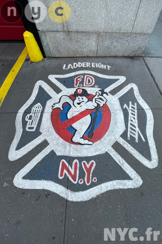 Logo à droite du Ghostbusters Building