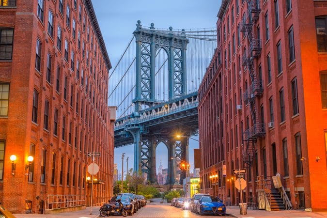 Brooklyn bridge depuis DUMBO,
Credit Photo SeanPavone via Envato