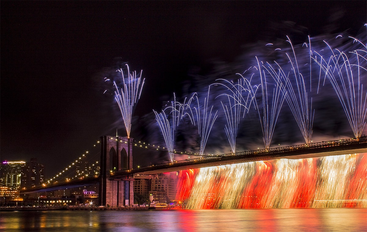 Feu d'artifice du 4 juillet 2014 au pont de Brooklyn