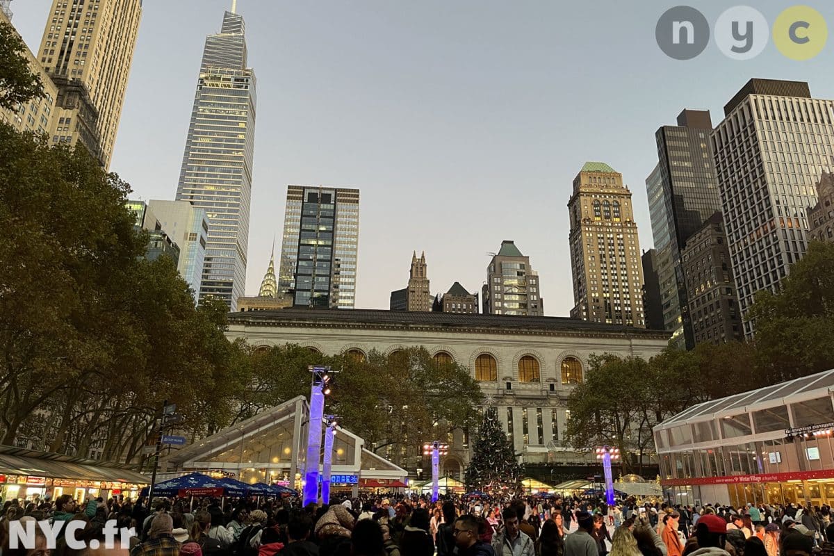 Marché de Noël de Bryant Park avec la public library