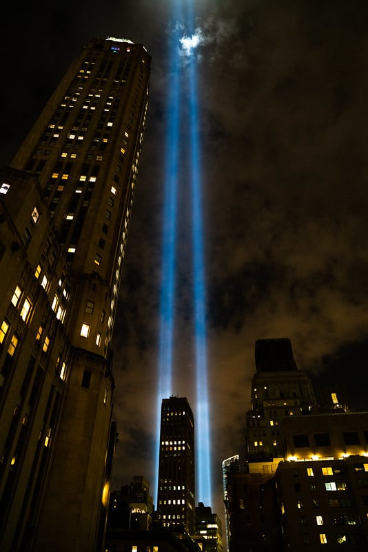 Tribute in Light avec des nuages