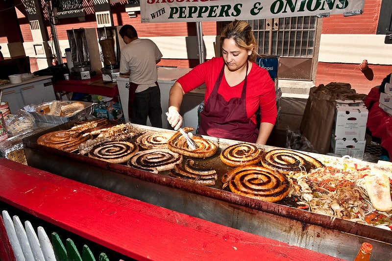 Stand de saucisses et poivrons à la fête Gennaro à Little Italy