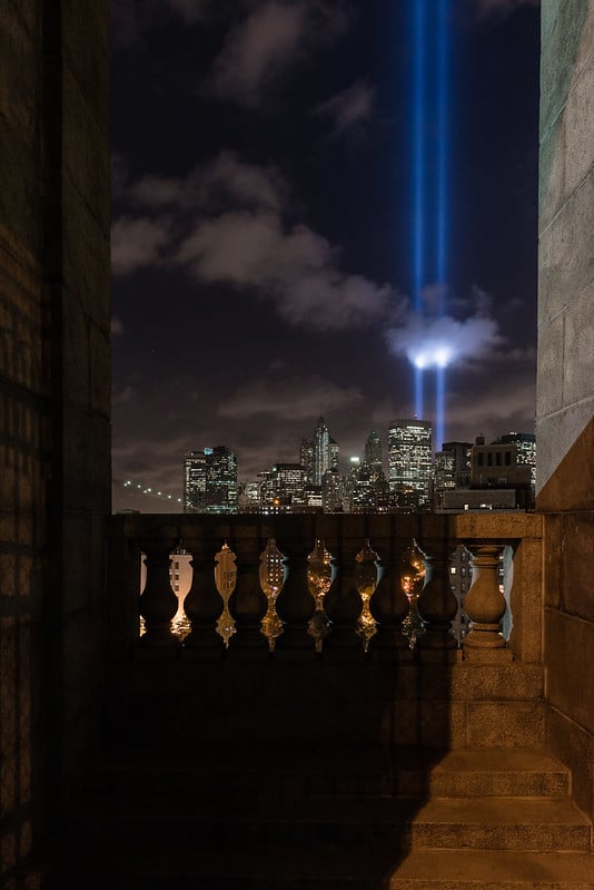Tribute in Light avec des nuages